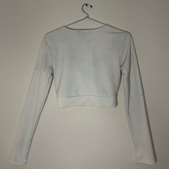 Peek a boo cut out long sleeve crop top - Picture 3 of 5